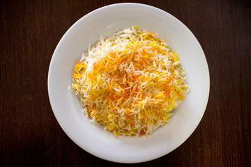 Assiette de riz coloré