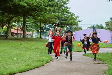 Obraz premium Asian girl kids trick or treat on street