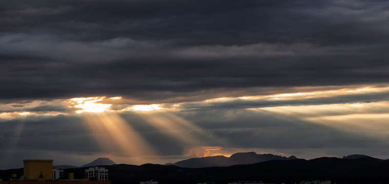 Rayon de soleil &agrave; travers les nuages