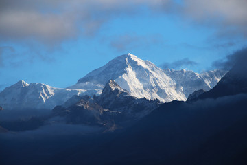 Kijk naar de top van de Cho Oyu-berg in de vroege ochtend in het nationale park Sagarmatha in Nepal. Het is de zesde hoogste berg ter wereld op 8.188 meter (26.864 voet) boven zeeniveau.