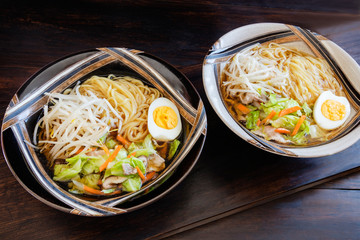 ゆで玉子と野菜炒めの入ったラーメン