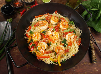 Wok mit Nudeln und Garnelen