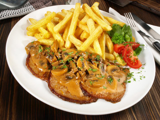 Jägerschnitzel mit Pommes Frites
