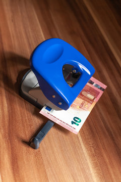 Zehn 10 Euro Geldschein Schein im Locher abheften einheften lochen