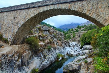 Fototapeta na wymiar Corsica-view of the bridge over the river Golo
