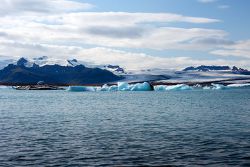 Fototapeta na wymiar ICELAND: Jokulsarlon lagoon, Amazing cold landscape picture of icelandic glacier lagoon. Iceland, Europe.