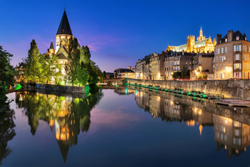 Tempel Neuf und Kathedrale von Metz in einem Panorama zur blauen Stunde mit spiegelung in der Mosel