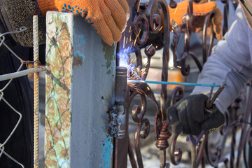 welding hinges on the gate,work on the wicket welding, the welder works