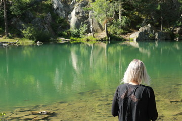 Jeune femme blonde devant le lac bleu en la Haute Loire	