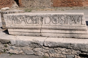 Détail d'un texte gravé sur un monument de Pompéi