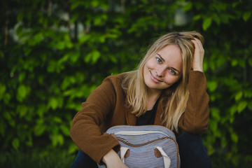 Obraz premium Hipster young woman in park with a backpack