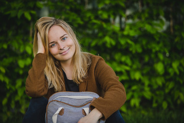 Obraz premium Hipster young woman in park with a backpack
