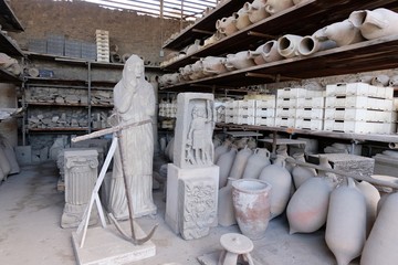 Statues et amphores à Pompéi