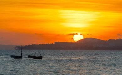 Fototapeta na wymiar Fishing boats out to sea at dawn when the sun shines rays knob colorful welcome new day at sea