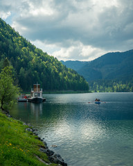 Blick auf den Erlaufsee im Frühling mit Wolken am Himmel