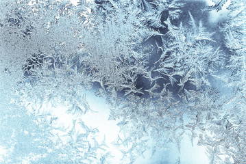 Eisblumen am Fenster im Gegenlicht