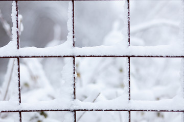 Metallgitter mit Schnee bedeckt