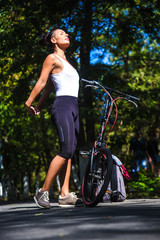 Naklejka premium sporty girl enjoys the sun