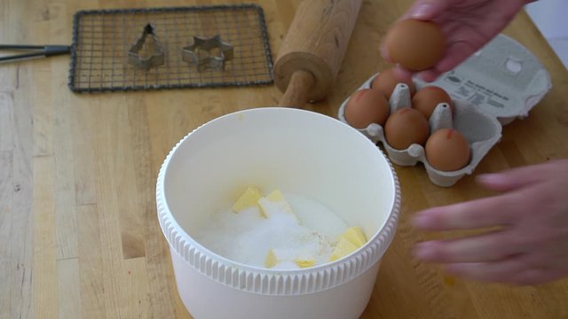 Teig zubereiten - Eier dazu geben