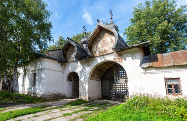 Naklejka premium Gate of Znamensky Cathedral in Veliky Novgorod, Russia