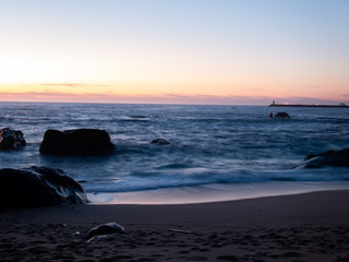 Fototapeta na wymiar rocas en el mar al anochecer