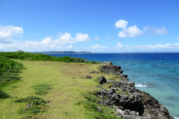 Fototapeta na wymiar 沖縄の美しい海と青い空