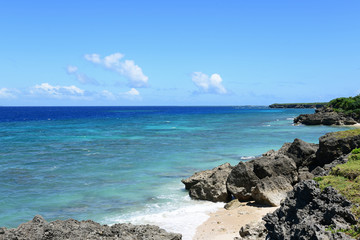 沖縄の美しい海と青い空