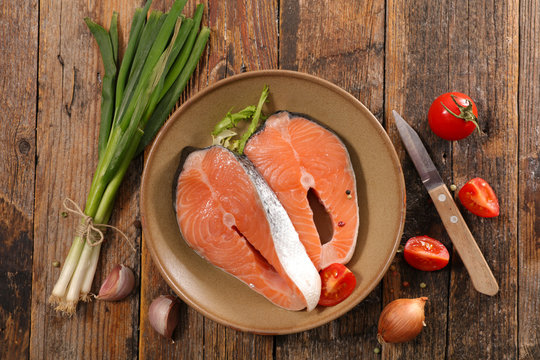 raw salmon with onion and tomato