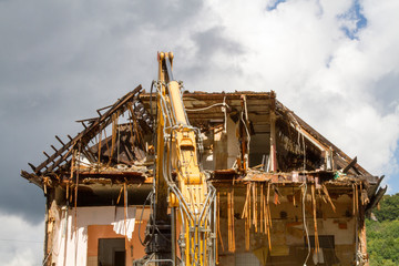 Hausabriss mit dem Bagger/Kran