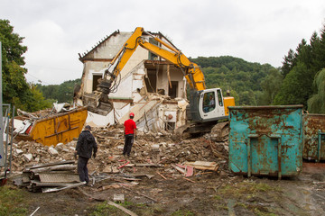 Hausabriss mit dem Bagger/Kran