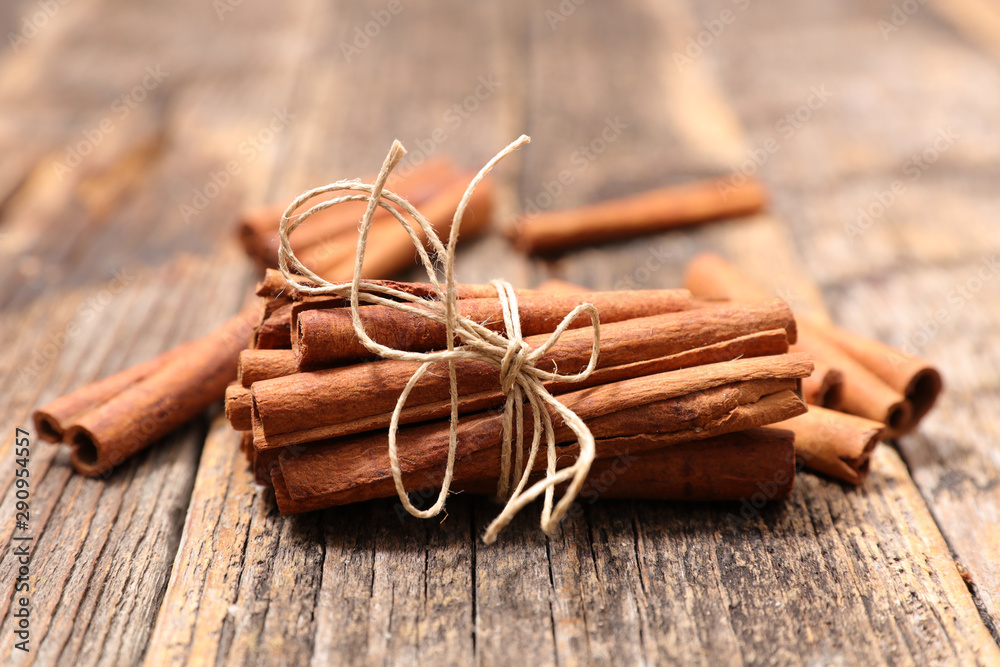 Poster cinnamon stick on wood background