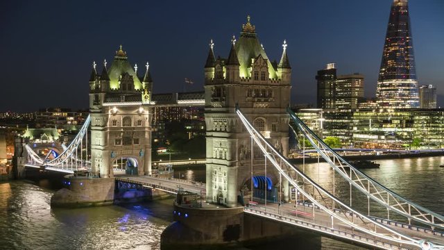Timelapse Aufnahme der Tower Br&uuml;cke in London am Abend mit Verkehr auf Stra&szlig;e und dem Fluss Themse