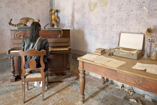 Ragazza Urbex Che suona il piano Forte