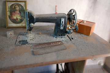 Urbex Macchina da Cucire Abbandoanta