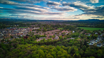 Obraz premium A little town surrounded by a green park under a picturesque sky