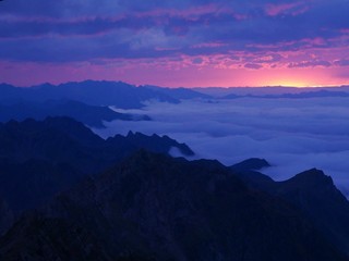Fototapeta na wymiar Coucher de soleil et mer de nuage sur les pyrenees vue du pic du midi