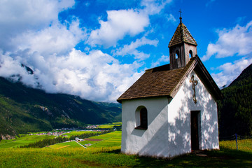 Fototapeta na wymiar small alpine church