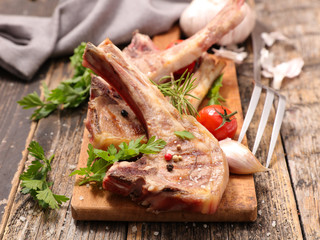 grilled rack of lamb with tomato and basil