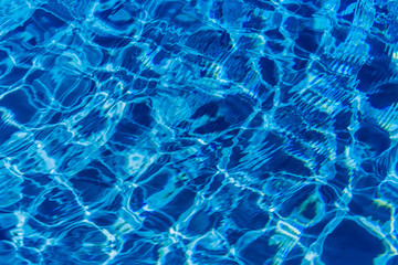 Fototapeta na wymiar Clear blue water in swimming pool