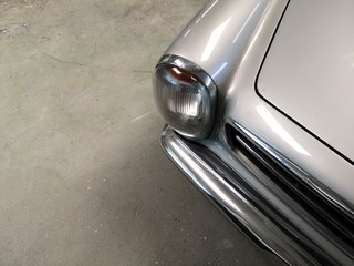 Deutscher Sportwagen und Roadster Klassiker der Sechziger Jahre in Silber Metallic vor grauem Beton...