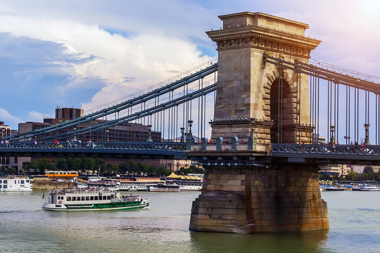 Cruise ship passing under the Secheni Bridge