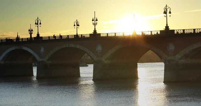 Travers&eacute; du tramway sur le Pont de Pierre