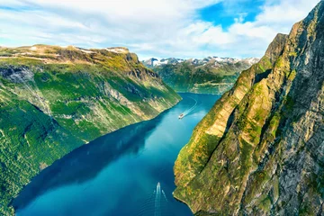 Zelfklevend Fotobehang Mooie luchtfoto landschapsmening Geiranger fjord in de provincie More og Romsdal in Noorwegen. © maylat