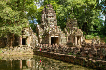 Fototapeta na wymiar Angkor Wat temple entrance with pond