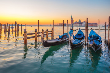 Lever du soleil à Venise avec gondole et vue sur l& 39 île de st george depuis la place San marco