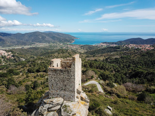 Fototapeta na wymiar Torre San Giovanni e Marina di Campo, veduta aerea con drone. Isola d'Elba, Toscana, Italia