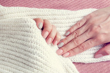 knitted texture manicure on nails from pink and gray colors