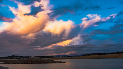bon nuage de barrage d'eau