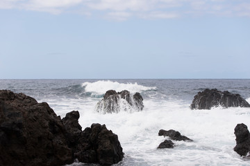 Gischt des Atlantik schlägt über Felsen