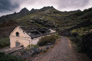 Fototapeta na wymiar Zerfallendes Haus im Gebirge